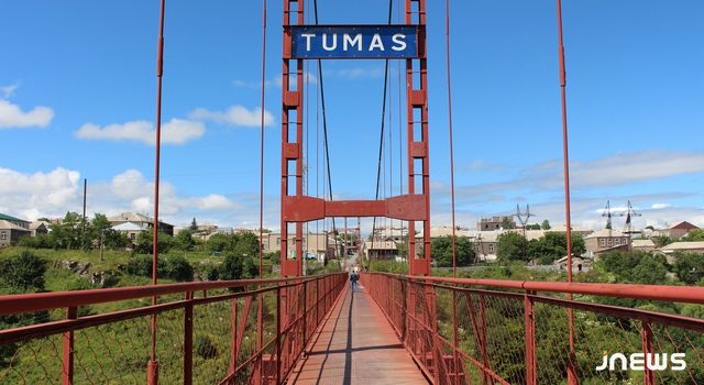 Мост, привлекающий туристов, во тьме