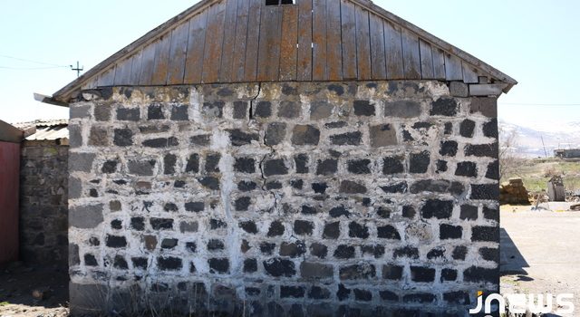 Придорожные дома находятся под угрозой обрушения