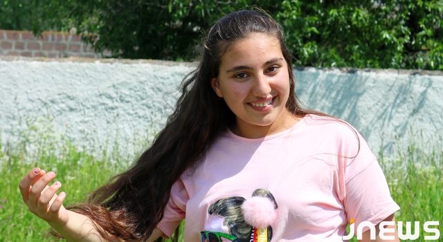 Девушка, которая играет на дхоле