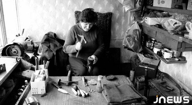 Башмачный гвоздь, молоток и лак для ногтей