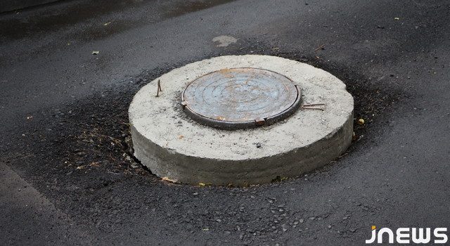 Открытые канализационные люки будут закрыты крышками