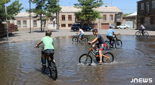 Жители многоэтажки требуют высушить “Ереванское море”