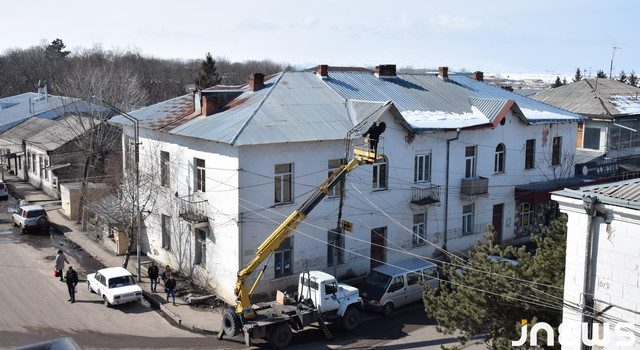 В Ахалкалаки и селах меняют лампочки уличных фонарей