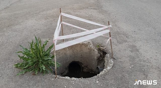 Опасные для движения, открытые люки остаются проблемой