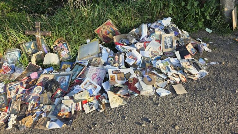 Иконы из спорной церкви в Ахалцихе вынесли и сложили возле мусора