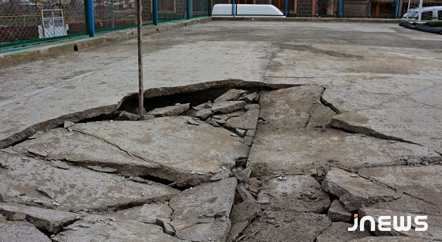 Недавно построенная детская площадка рухнула во время игры детей