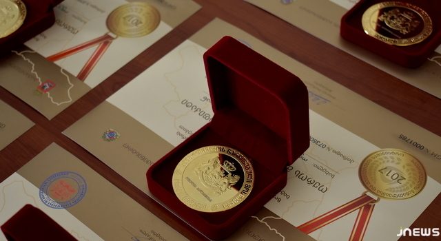 По какому принципу выпускник получает золотую медаль?