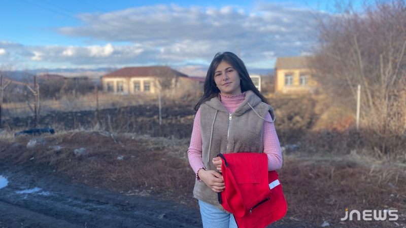 15-ամյա աղջնակն օգնում է միայնակ տարեցներին