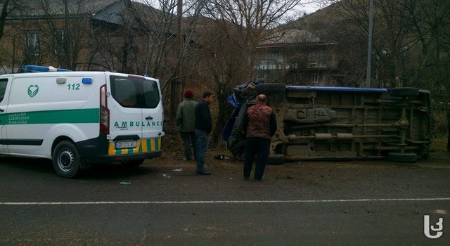 Микроавтобус перевернулся недалеко от Ахалцихе