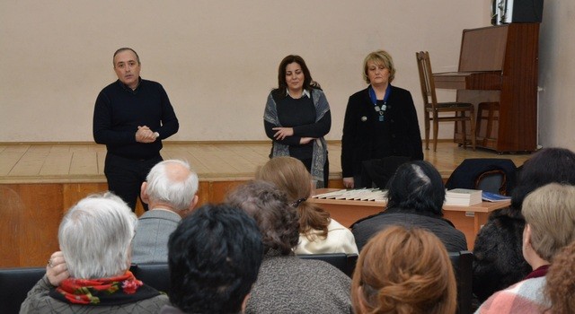 Учителям раздают вспомогательную литературу