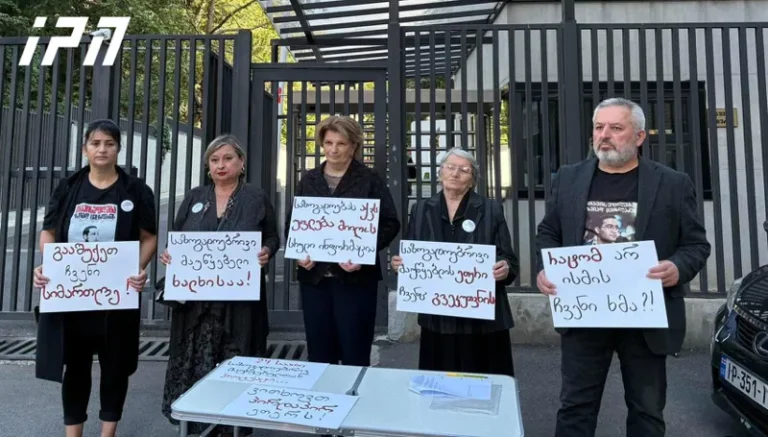Родители задержанных на протестах проводят акцию у «Общественного вещателя»