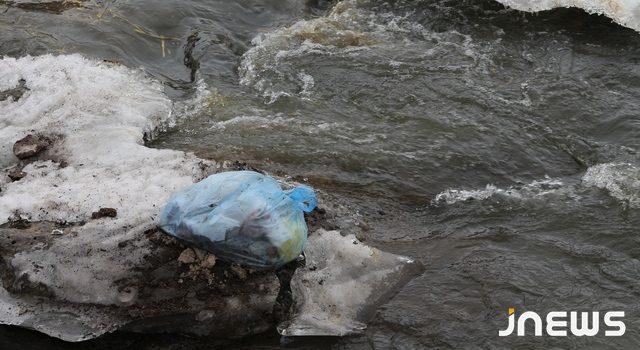 Нет урн, бросаем мусор в реку