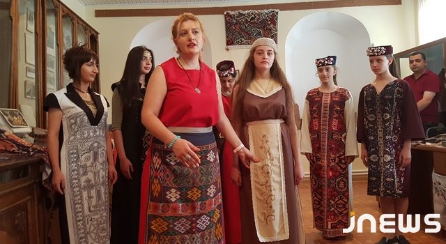 Показ национальных костюмов в музее Ахалкалаки