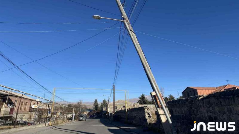 Ախալքալաքում փտած, թեքված սյուները սպառնալիք են բնակչության համար