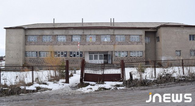 Крыша школы Орджа будет отремонтирована, а вопрос с туалетом остаётся открытым