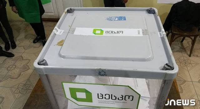 Идёт подсчёт голосов, в Ахалкалаки открыли победный фейерверк