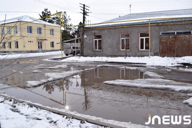 Заасфальтированная, но не благоустроенная