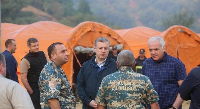 Огонь к людям не пробрался, но и не потушен