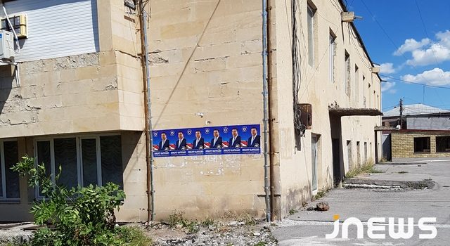 Рекламные плакаты в неположенном месте