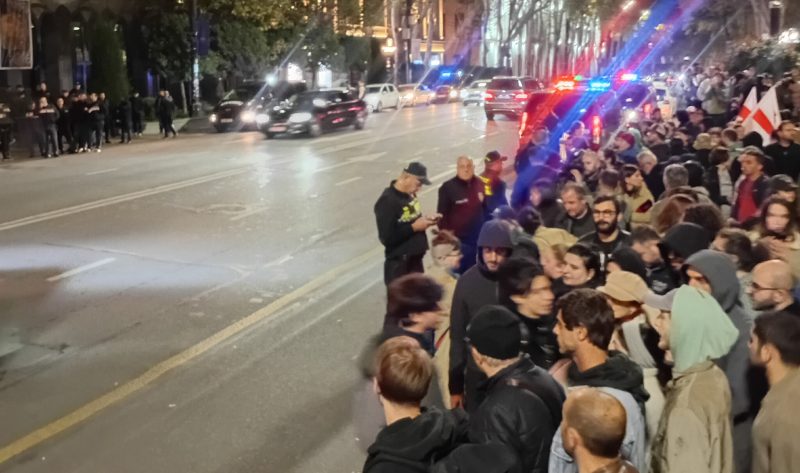 Протестующиe не смогли перекрыть Проспект Руставели