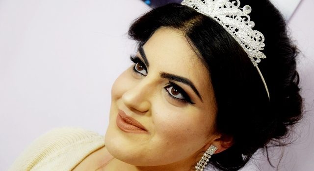 Интересный макияж и оригинальный маникюр (R)