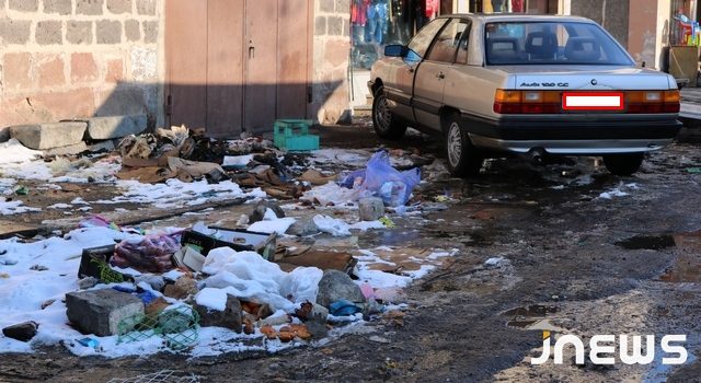 Улица-рынок превратилась в мусорную свалку