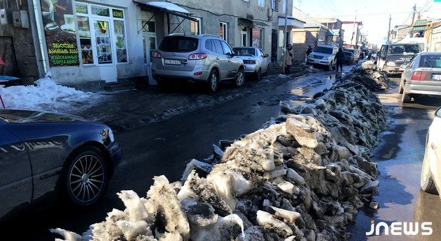 Улицы, покрытые льдом, уповают на милость солнца (Photo)