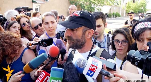 Захват полицейского участка продолжается без заложников