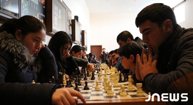 Школьники соревнуются по шахматам