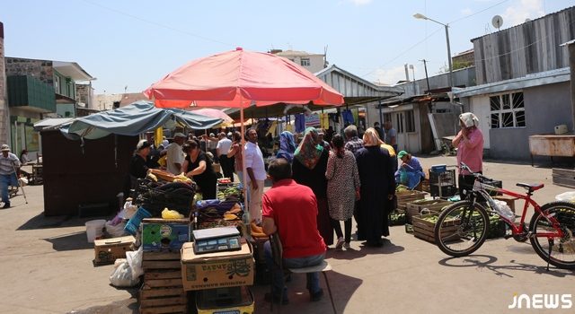 Торговцы медленно перебираются на рынок