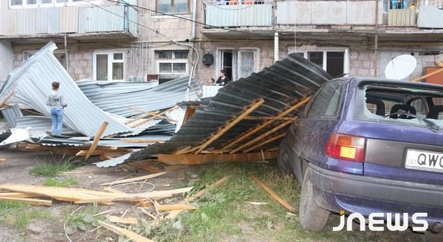 Разрушительное торнадо мгновенно, последствия  продолжительны