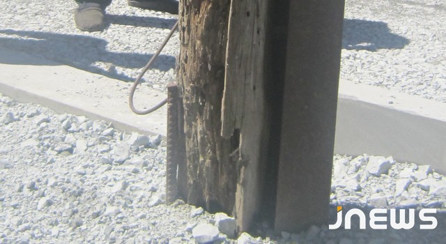 Электрический столб, который стоит на “волоске”