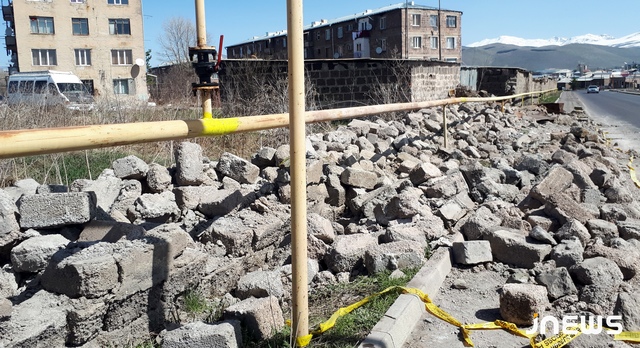 По факту обрушения стены бывшего военного городка ведётся следствие