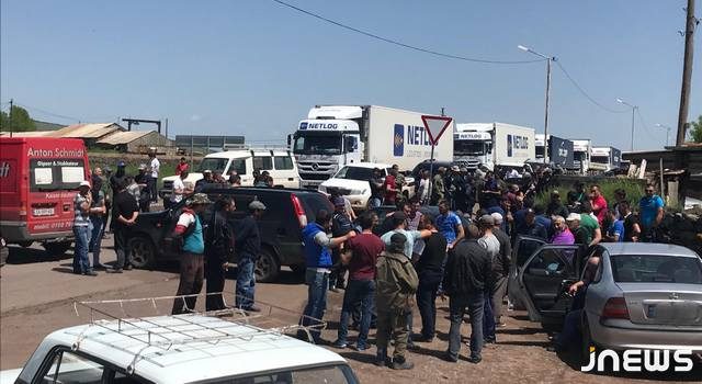 В Сулда перекрыли трассу, требуют усиления границы с Турцией