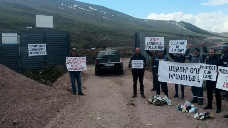 Жители Джиграшена требуют закрытия свалки, их поля покрываются мусором
