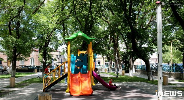 Дети стоят в очереди за детской горкой