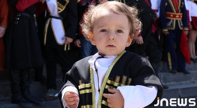 В Ахалкалаки состоялось шествие в национальных сценических костюмах