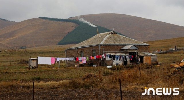 Сотни семей беженцев и экомигрантов в Грузии получат дома в деревне