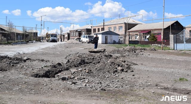 Улицу асфальтируют, но жители недовольны