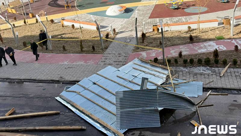 В Ахалкалаки ветром снесло крышу многоэтажного дома