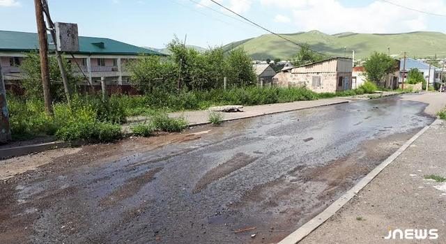 Канализационные воды затопили улицу Дзнеладзе