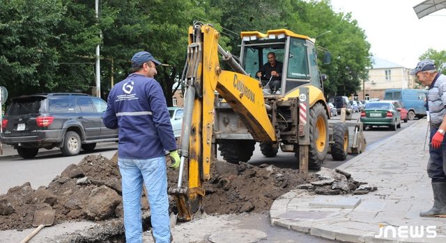 В центре города устраняется авария 4-летней давности
