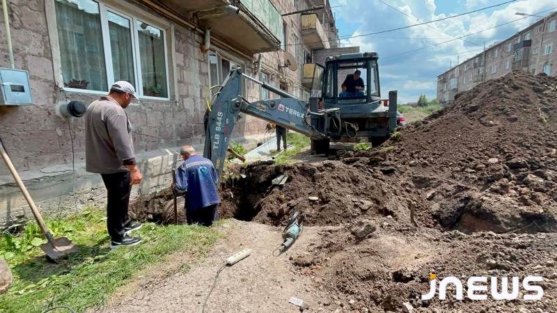 После многолетних отрицаний компания ремонтирует водопровод в бывшем военном городке
