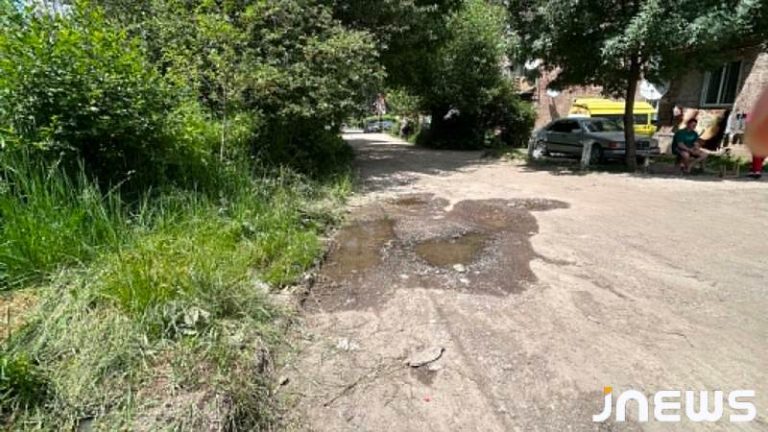 Жители здания №406 — утечка питьевой воды не устраняется уже восемь лет