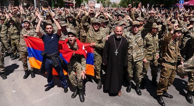 Миротворцы присоединились к митингующим в Ереване