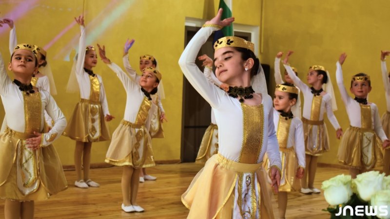 В Ахалкалаки дети поздравили женщин с 8 марта творческим концертом