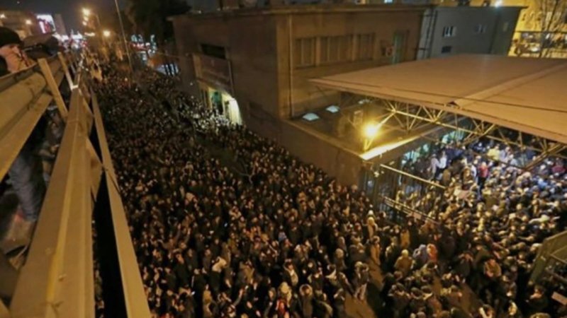 Волнения в Иране: беспорядки охватили десятки городов, власти отключили интернет