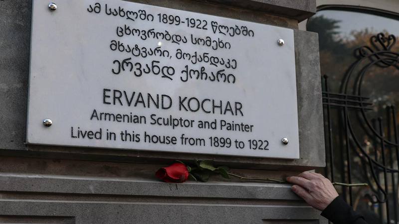 В Тбилиси открылась мемориальная доска скульптору Ерванду Кочару