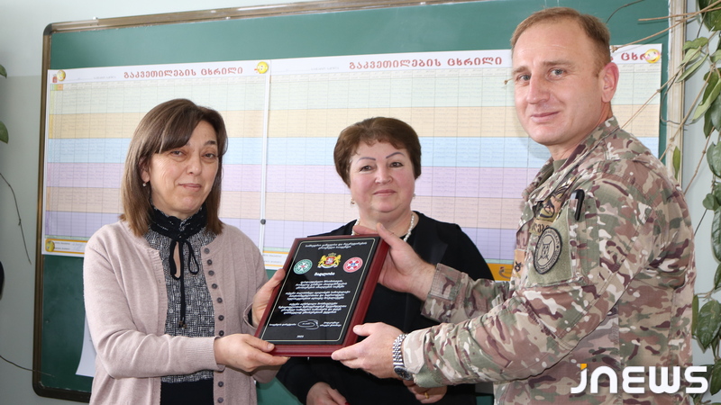 Школа № 4 награждена за служащих-добровольцев