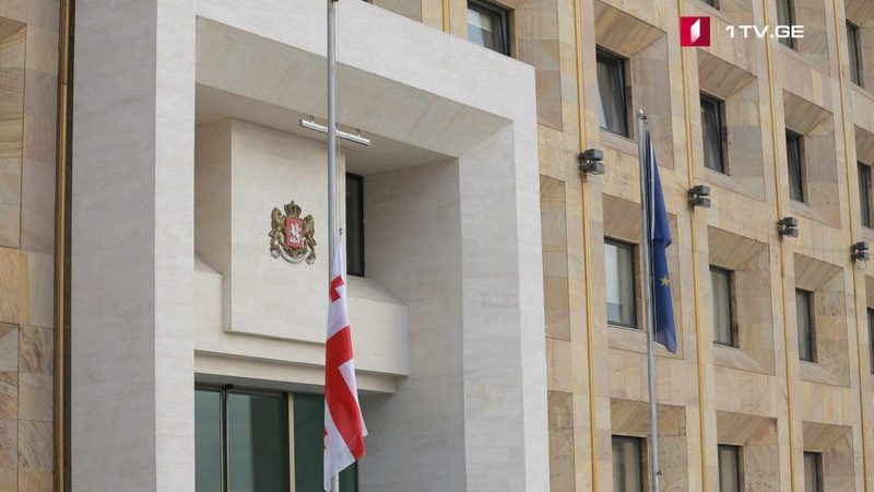 В связи с Днем советской оккупации на административных зданиях приспущен государственный флаг